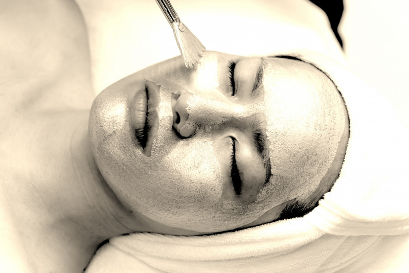 gold facial mask
