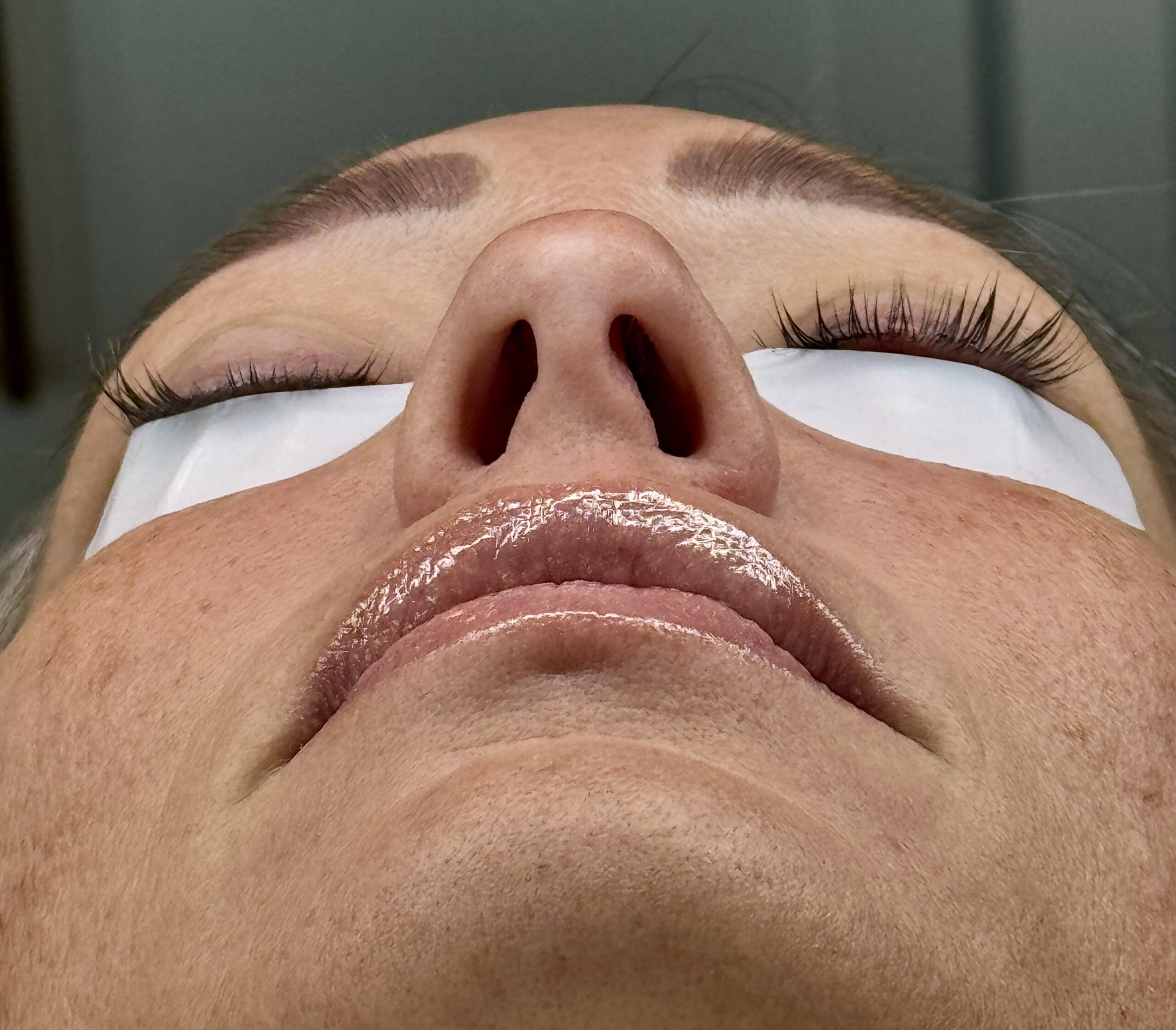 Before and after comparison during a lash lift and tint at ästhetik spa showing one lifted eye and one untreated eye